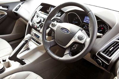 interior-mobil-ford-focus