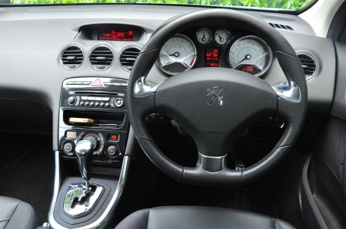 interior-dashboard-peugeot-408