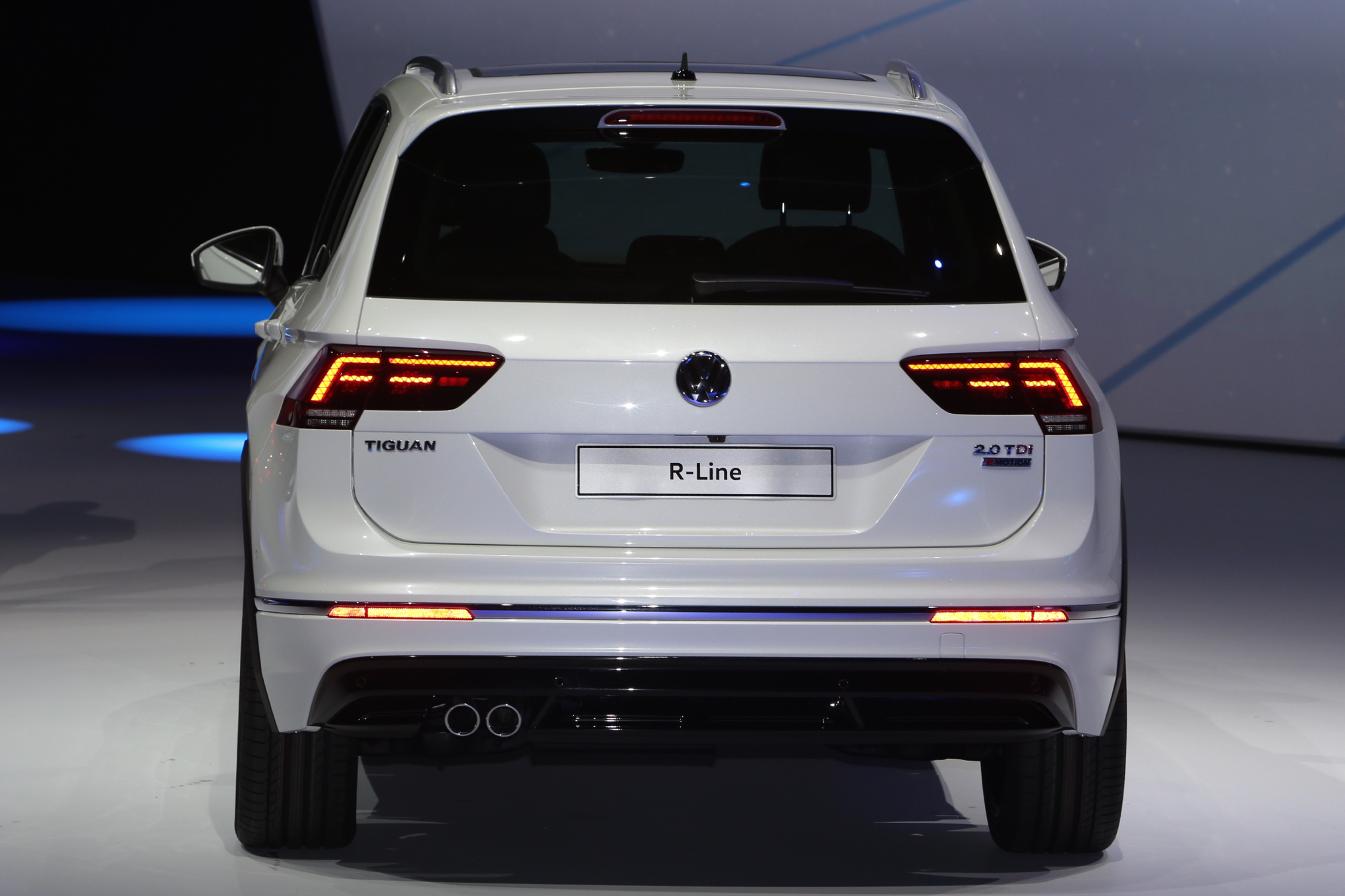 2017-Volkswagen-Tiguan-R-Line-rear-end