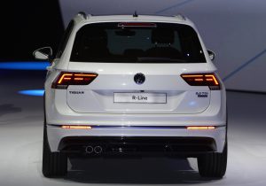 2017-Volkswagen-Tiguan-R-Line-rear-end