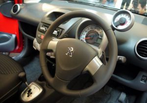 interior-dashboard-mobil-peugeot-107