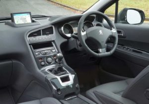 interior-dashboard-mobil-peugeot-5008