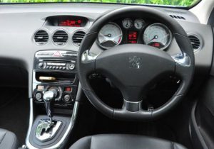 interior-dashboard-peugeot-408